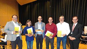 Auszeichnung für langjähriges kommunalpolitisches Engagement (von links): Holger Milkau erhielt die Ehrennadel der Stadt in Silber, über ...