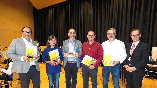 Auszeichnung für langjähriges kommunalpolitisches Engagement (von links): Holger Milkau erhielt die Ehrennadel der Stadt in Silber, über ...
