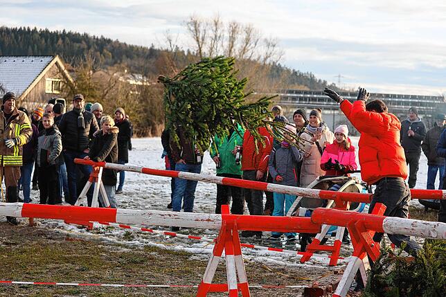Bild 10: In Marbach fliegen die Weihnachtsbäume durch die Luft