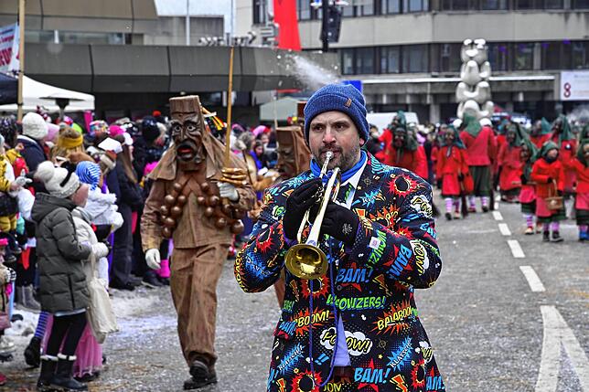 Bild 3: 75 Gruppen beim Fasnachtsumzug in St. Georgen: Wir haben die Bilder
