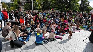 Die Kinder sind vom Kasperletheater fasziniert, die Eltern und Großeltern freuen sich darüber. Fotos: Stephan Hübner
