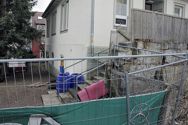 Spielen hinter dem Bauzaun: Die Stützmauer bröckelt an vielen Stellen.