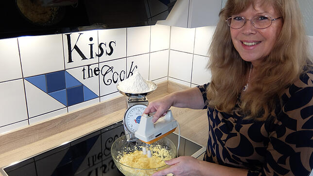 Karin Gambin verräöt, wie sie Goldene Dukaten und Punschherzen backt.