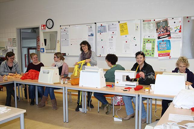 Auch an der Südstadtschule sind die Lehrerinnen und Lehrer in der Zeit ohne Schüler fleißig: So konnten etwa die Kostüme für den ...