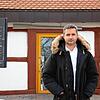 Wegen Corona bleibt die Tür vorerst geschlossen: Habacuc Gallardo vor dem Restaurant Gallardo in Bodman. Verkauft wird derzeit nur Essen ...