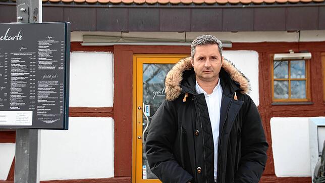 Wegen Corona bleibt die Tür vorerst geschlossen: Habacuc Gallardo vor dem Restaurant Gallardo in Bodman. Verkauft wird derzeit nur Essen ...