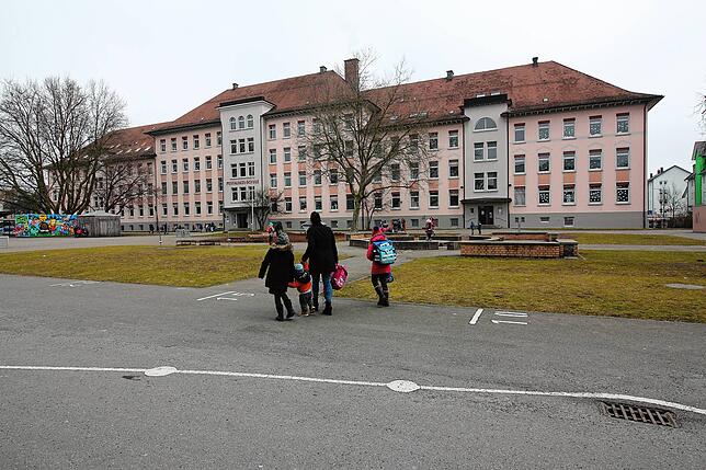 Der Schulhof der Pestalozzischule ist riesig, aber trist. Die Sanierung war schon versprochen, als es die Werkrealschule noch gab und ...