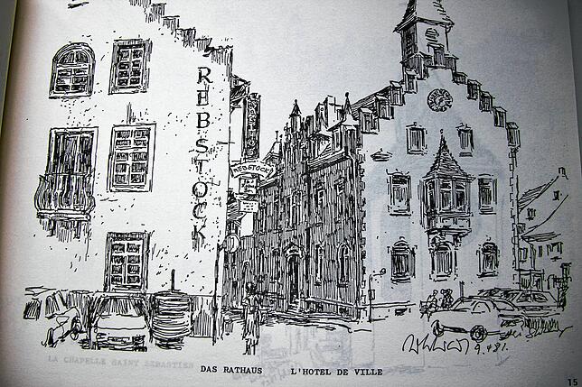 Das Stühlinger Rathaus (rechts) sieht seit den beiden Bränden in den Jahren 1850 und 1904, wie 1981 von Wolfgang Schwartz gezeichnet, ...