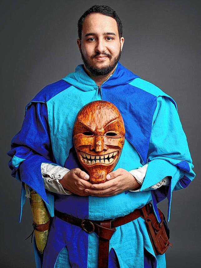 Bild 3: Wer verbirgt sich hinter der Larve? Das zeigt der erste Teil des Foto-Projekts &bdquo;Hinter der Maske&ldquo;