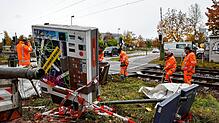 Ein Reparaturtrupp von DB Netz war am Donnerstag an dem Bahnübergang im Einsatz.