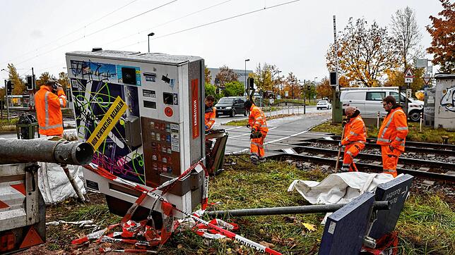 Ein Reparaturtrupp von DB Netz war am Donnerstag an dem Bahnübergang im Einsatz.
