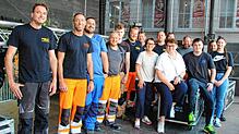 Stadtfesttechniker des Unternehmens Topro und der Technischen Betriebe Singen kümmern sich um den Bühnenaufbau. Alle Beteiligten freuen ...