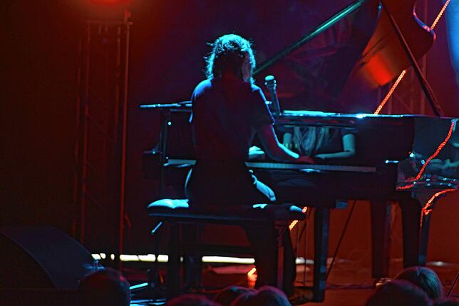 Bild 5: Mitreißendes Konzert von Salvador Sobral beim 19. Waldshuter World-Town-Festival