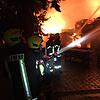 Feuerwehrleute bekämpfen einen Großbrand auf einem Ferienhof in Gaienhofen auf der Höri. Das Feuer soll Schaden in Millionenhöhe ...