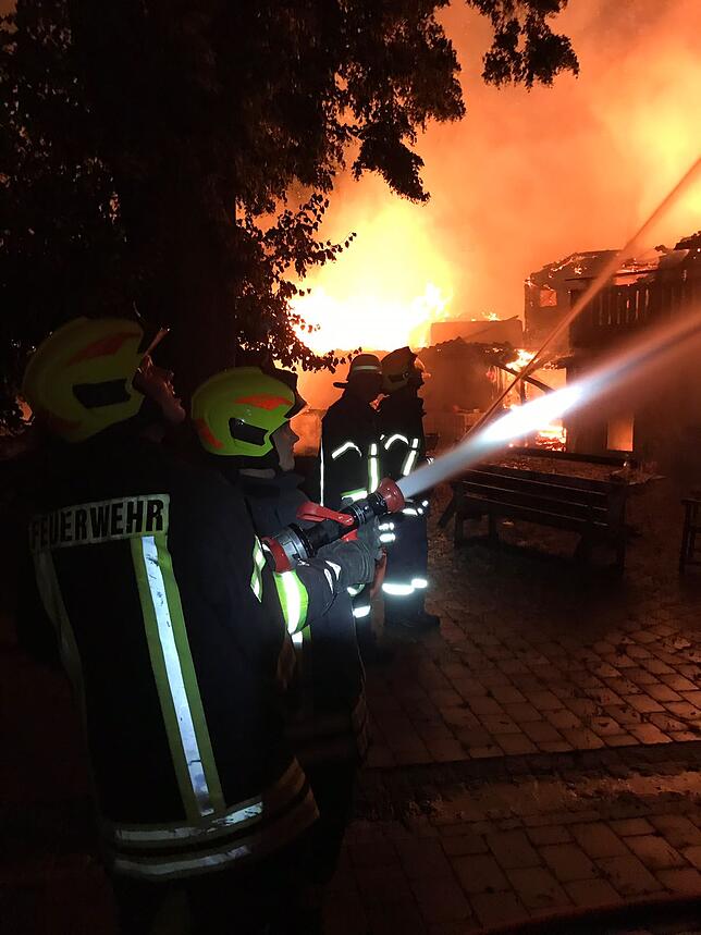 Feuerwehrleute bekämpfen einen Großbrand auf einem Ferienhof in Gaienhofen auf der Höri. Das Feuer soll Schaden in Millionenhöhe ...