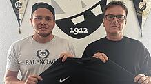 Torjäger: Alexander Herbst (links) kommt vom FC Wittlingen zur SG FC Wehr/Brennet und wird von Sportchef Peter Eckert begrüßt.