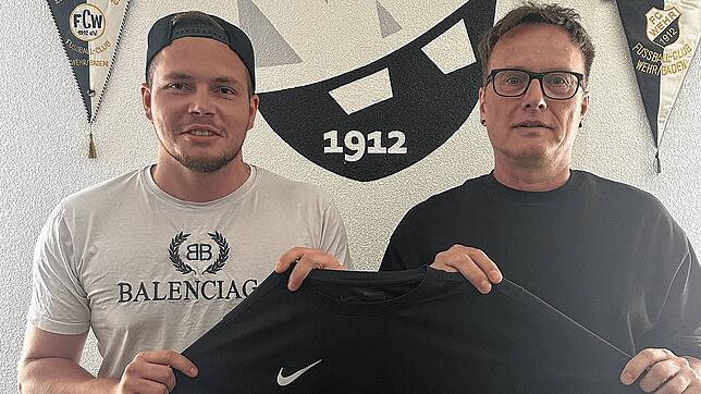 Torjäger: Alexander Herbst (links) kommt vom FC Wittlingen zur SG FC Wehr/Brennet und wird von Sportchef Peter Eckert begrüßt.