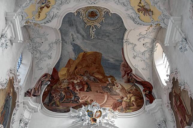 Im Kirchenschiff des Fridolinmünsters glänzt dieses Gemälde mit dem Heiligen Fridolin und Urso (rechts oben im grauen und weißen Gewand) ...