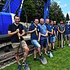 Sie setzen den symbolischen Spatenstich für den Kunstrasenplatz (von links): Bürgermeister Tobias Gantert, SV-Vorsitzendender Patrick ...
