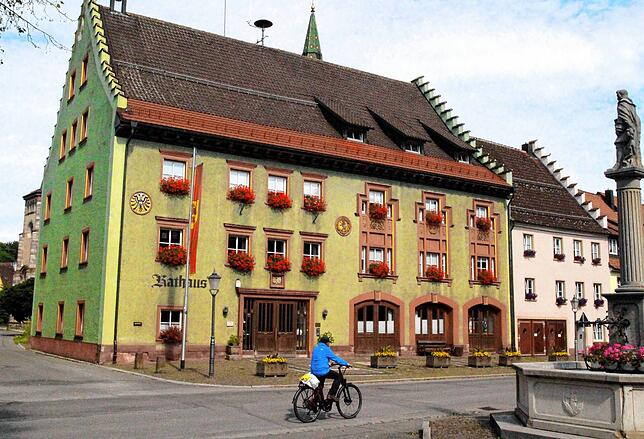 Das Rathaus soll bis 2026 saniert werden.