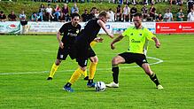 Magnus Hettich (rechts) von der SG Schwarzwald-Union versucht, Simon Brodhag von der SG Riedböhringen/Fützen den Ball abzunehmen. Yunus ...