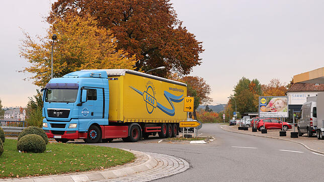 Ein Lastwagen biegt aus Richtung Hüfingen auf den Kreisverkehr an der Friedrich-Ebert-Straße ein. Diese Situation stellt sich vorerst ...