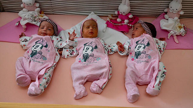 Friedlich liegen sie in ihrem Bett: Die Drillingsmädchen Esila, Mina und Nisa (von links).