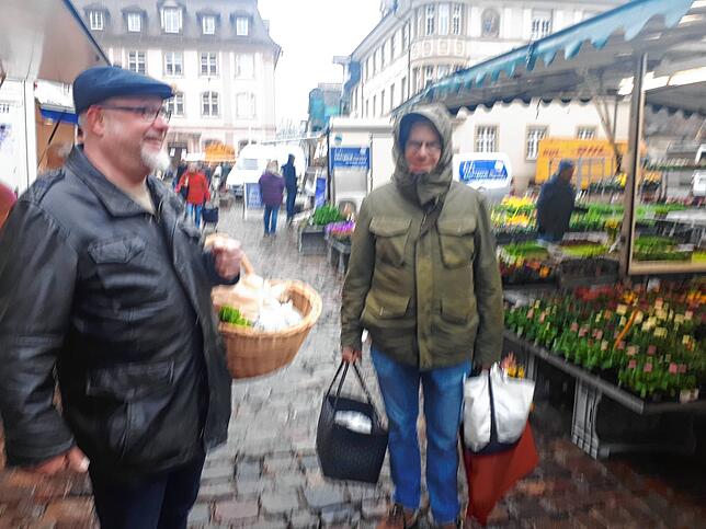Trotz Corona: Wochenmarkt als Treffpunkt mit Sicherheitsabstand.