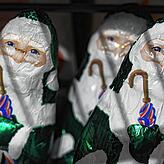 After Eight kleidet den Weihnachtsmann in Grün ein und verpasst ihm einen Regenschirm – England lässt grüßen.