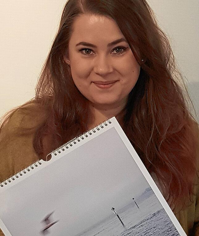 Isabelle Arndt mit dem Fotokalender von 2021.