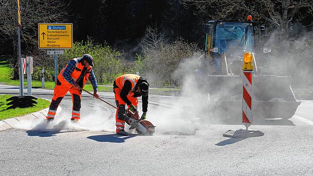 Noch wird am Kreisverkehr bei Königsfeld kräftig gearbeitet. Am Donnerstag wird hier dann durch die Umleitungsstrecke wesentlich mehr ...