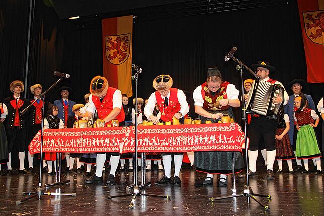 Viele unterschiedliche Trachten gibt es beim Kilbigabend in der Stadthalle zu sehen. Der Heimat- und Trachtenbund als Jubiläumsverein ...