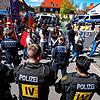 Bei der Demo gegen die AFD vor der Donauhalle in Donaueschingen war am Samstag ein Großaufgebot der Polizei vor Ort.