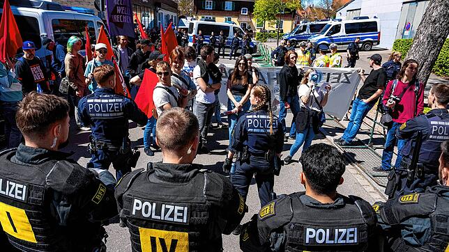 Bei der Demo gegen die AFD vor der Donauhalle in Donaueschingen war am Samstag ein Großaufgebot der Polizei vor Ort.