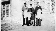 Am 17. Dezember 1936 wird Franziskus als Jorge Mario Bergoglio in einem Vorort von Buenos Aires als eines von fünf Kindern italienischer ...