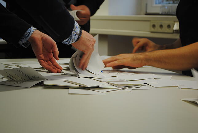 Die Wahlhelfer sortieren die Stimmzettel.