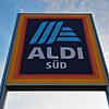 Ein Schild mit dem Logo des Discounters Aldi.