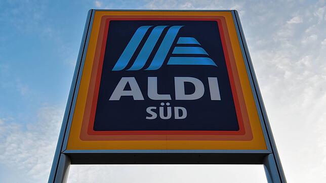 Ein Schild mit dem Logo des Discounters Aldi.