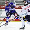 Schwenningens Kapitän Travis Turnbull (links), der die Wild Wings mit 2:1 in Führung brachte, versucht den Puck über den Schläger von ...