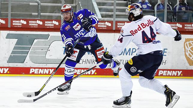 Schwenningens Kapitän Travis Turnbull (links), der die Wild Wings mit 2:1 in Führung brachte, versucht den Puck über den Schläger von ...