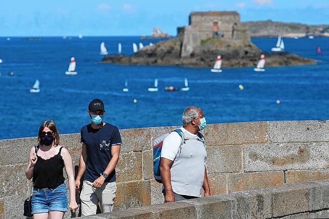 Touristen in der Bretagne – ein Bild aus dem vergangenen Jahr. Da Frankreich Hochinzidenz-Gebiet ist und im Land selbst noch ...