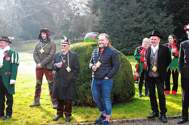 Wilderich Graf von und zu Bodman (Dritter von links) und Bürgermeister Matthias Weckbach (rechts daneben) verfolgen ebenfalls ...