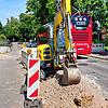 Ein Bagger steht am Freitag, 30. August, in der Friedrich-Ebert-Straße am Straßenrand. Gebaut wird hier zur Mittagszeit gerade nicht. ...