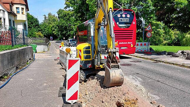 Ein Bagger steht am Freitag, 30. August, in der Friedrich-Ebert-Straße am Straßenrand. Gebaut wird hier zur Mittagszeit gerade nicht. ...