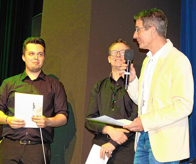 Dirigent Jonathan Eberstein und Vorsitzender Harald Vesenmeier erhielten von Juror Rüdiger Müller vom BDB eine Auszeichnung.