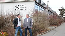 Rektor Werner Hall (rechts) und Bürgermeister Jochen Spieß bedauern, dass die Sophie-Scholl-Schule den Status als Werkrealschule ...