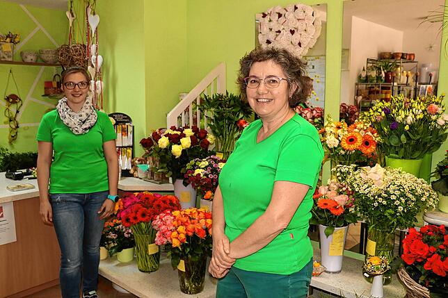 Die Auswahl langsam wieder hochgefahren: Rosemarie Nowomiesjki (rechts) mit ihrer Mitarbeiterin Selina Zipfel in Rosis Blumenstudio in ...