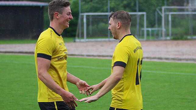Geschafft: Edwin Krol (links) und Jonas Jäger bejubeln den Titelgewinn des VfR Horheim-Schwerzen in der Kreisliga B-4