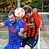 Die SpVgg F.A.L. (Nico Hübschle, links) setzte sich beim FC Königsfeld (Stefan Schwarzwälder) mit 3:2 durch.