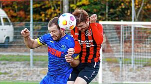 Die SpVgg F.A.L. (Nico Hübschle, links) setzte sich beim FC Königsfeld (Stefan Schwarzwälder) mit 3:2 durch.